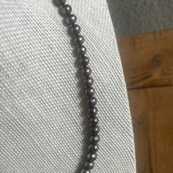 Fresh water pearl peacock pearl necklace in 17” - Picture 3 of 6